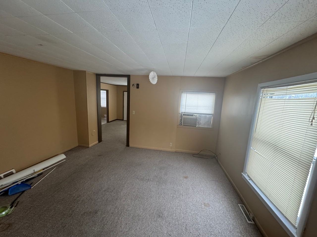 2401 Lowell Ave - Photo 2 of 10