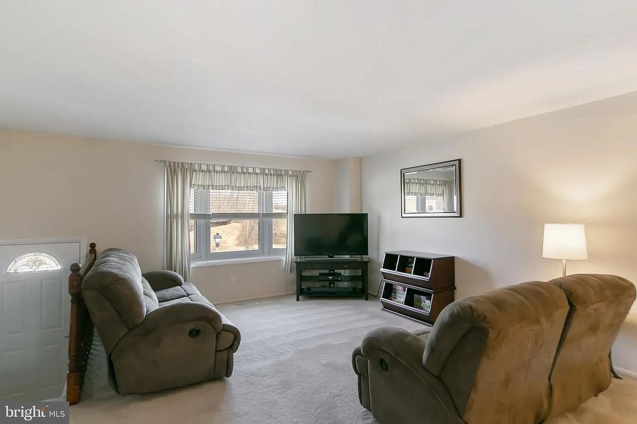 933 Elm Rd - Photo 6 of 29