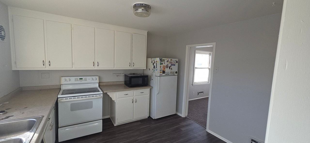 2411 N Logan Ave - Photo 3 of 3