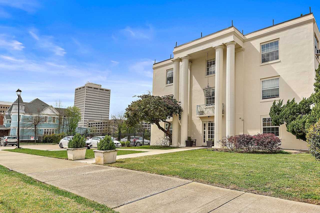 721 N State St - Photo 2 of 21