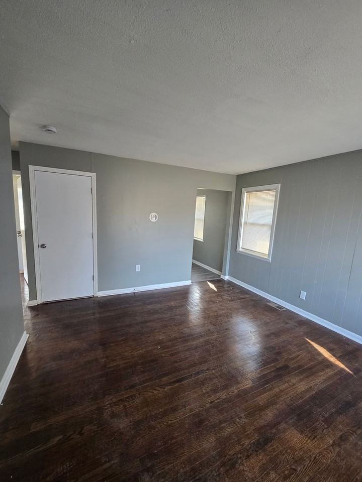 8713 E 7th St - Photo 4 of 15