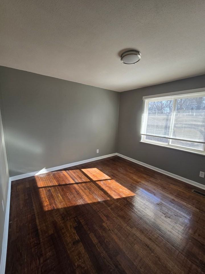 8713 E 7th St - Photo 7 of 15