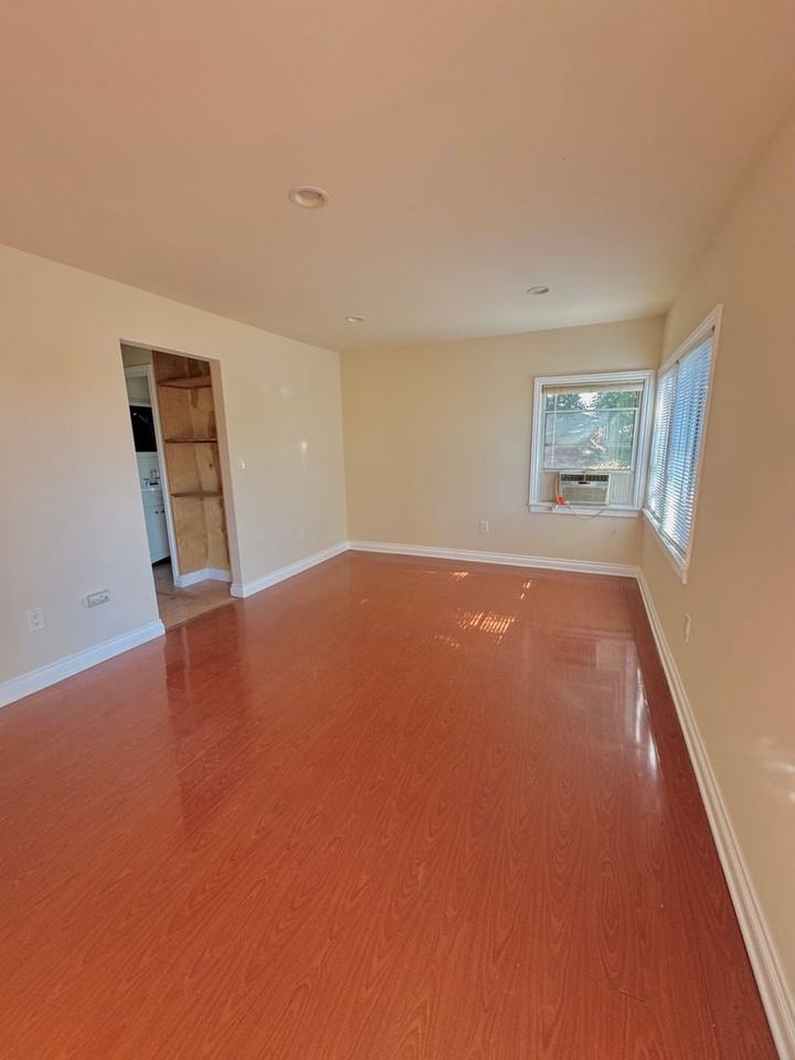 1964 N Gower St - Photo 5 of 10