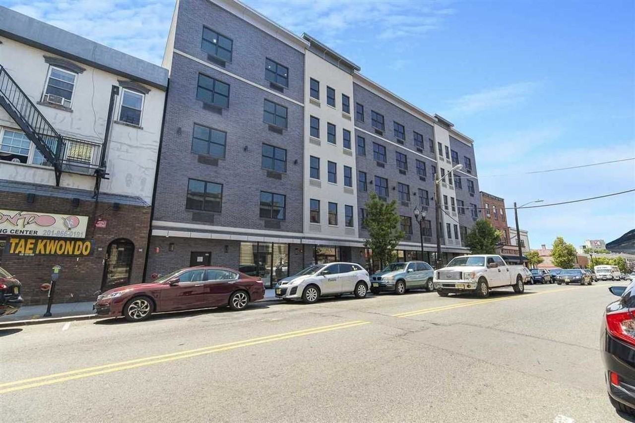 FLORA - Photo 2 of 11