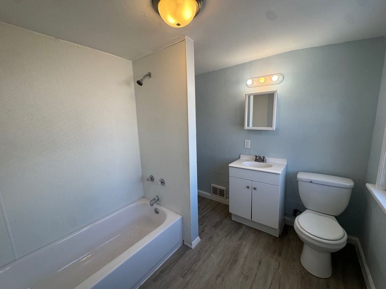 704 W 21st St - Photo 3 of 47