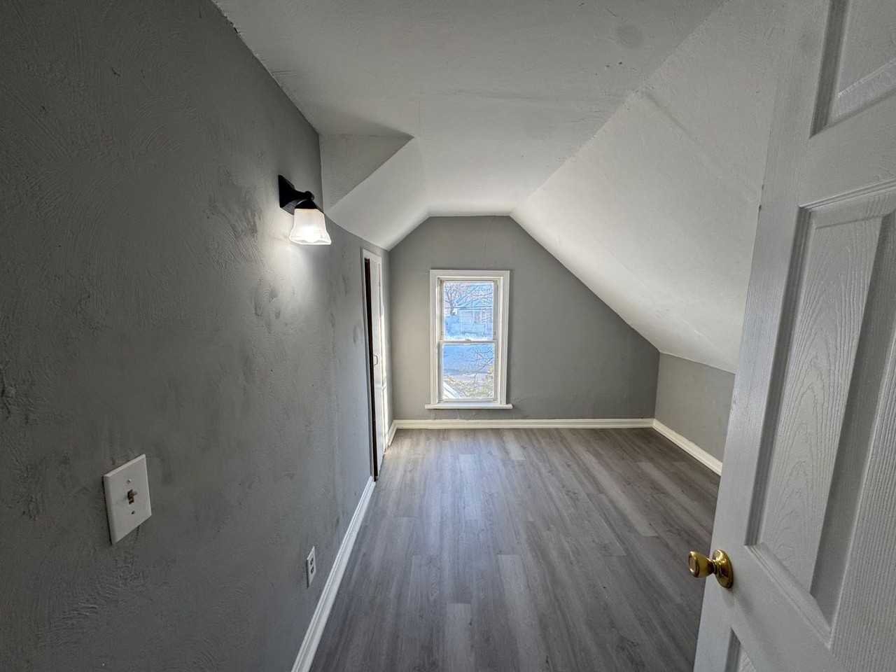 704 W 21st St - Photo 7 of 47