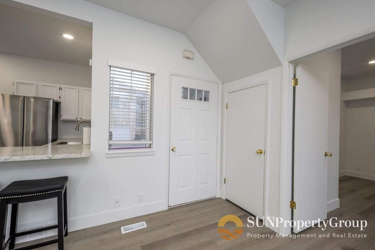 1340 W Ocean Ct - Photo 4 of 20