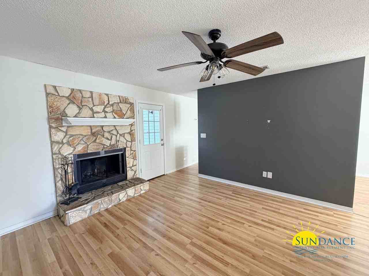 407 Apple Dr - Photo 2 of 19