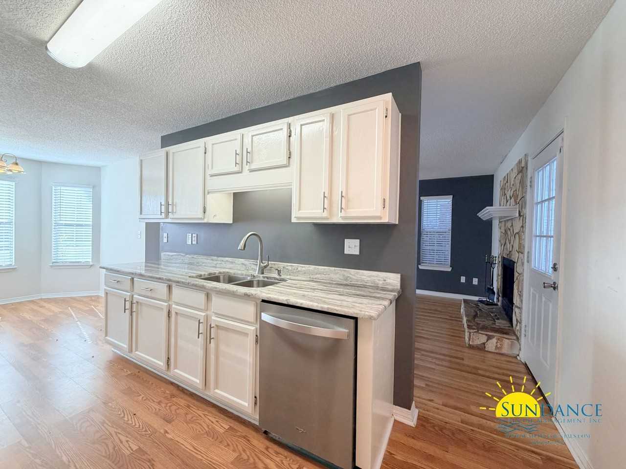 407 Apple Dr - Photo 4 of 19