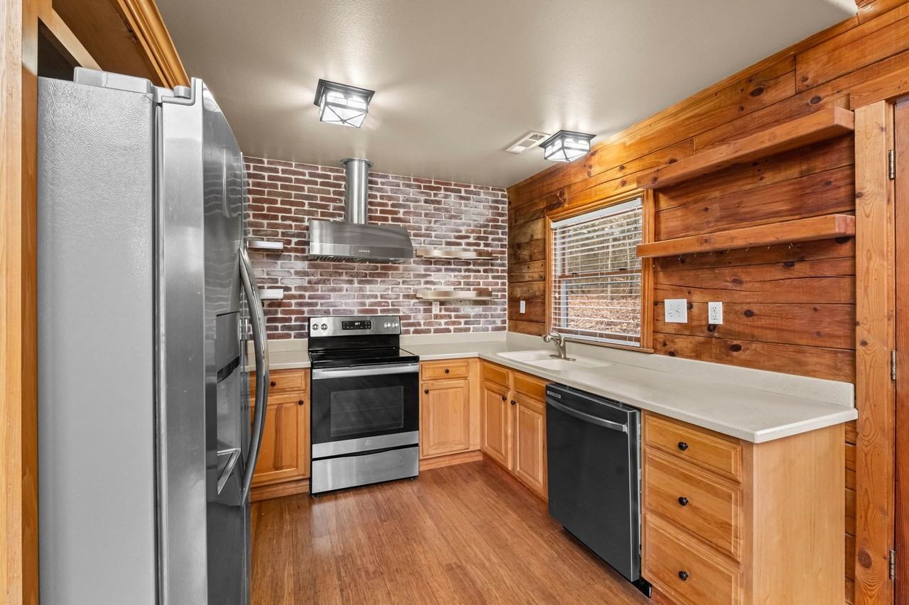 15595 Lakeview Dr - Photo 6 of 30