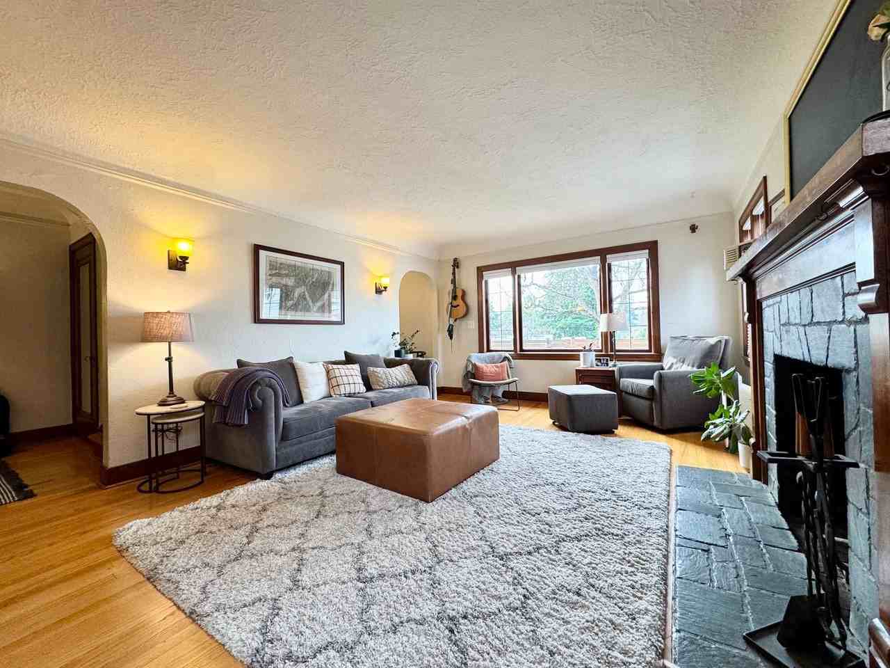 2335 47th Ave Sw - Photo 4 of 24