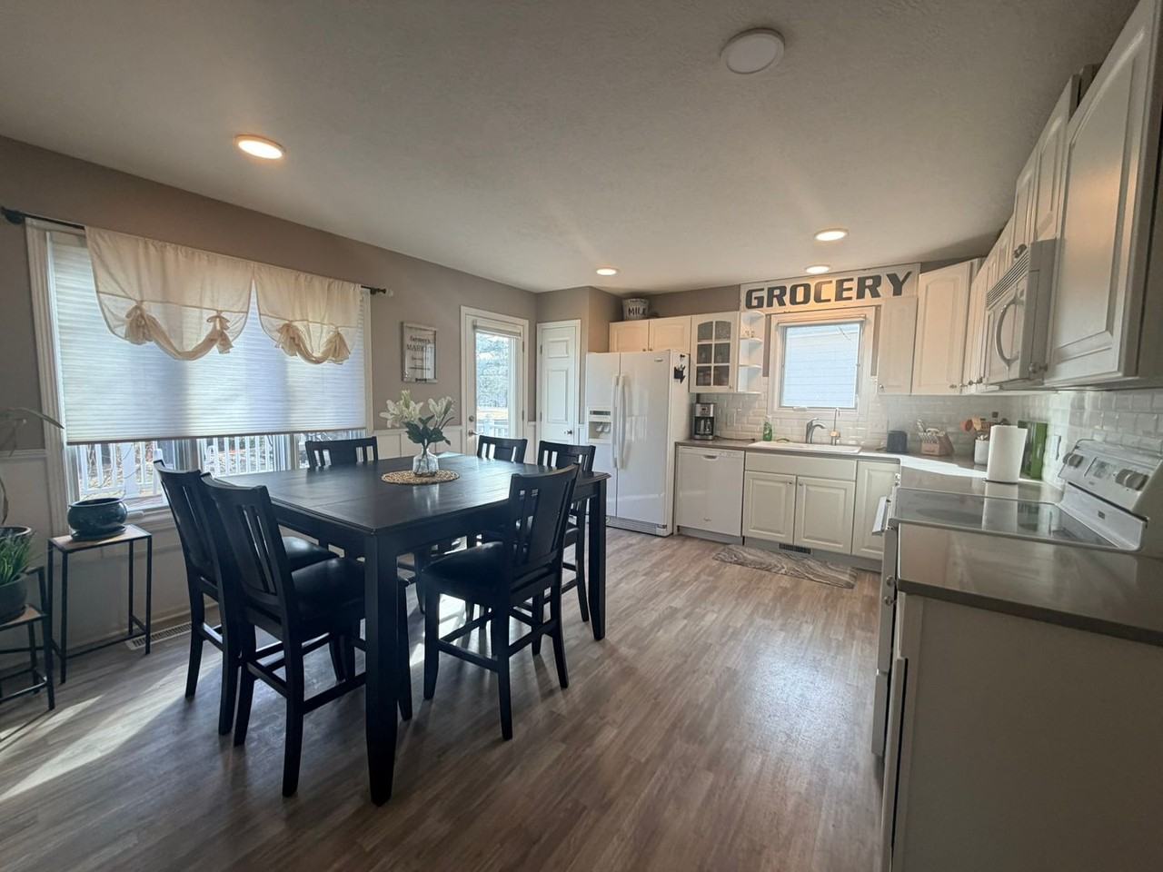 263 Irving St - Photo 7 of 28