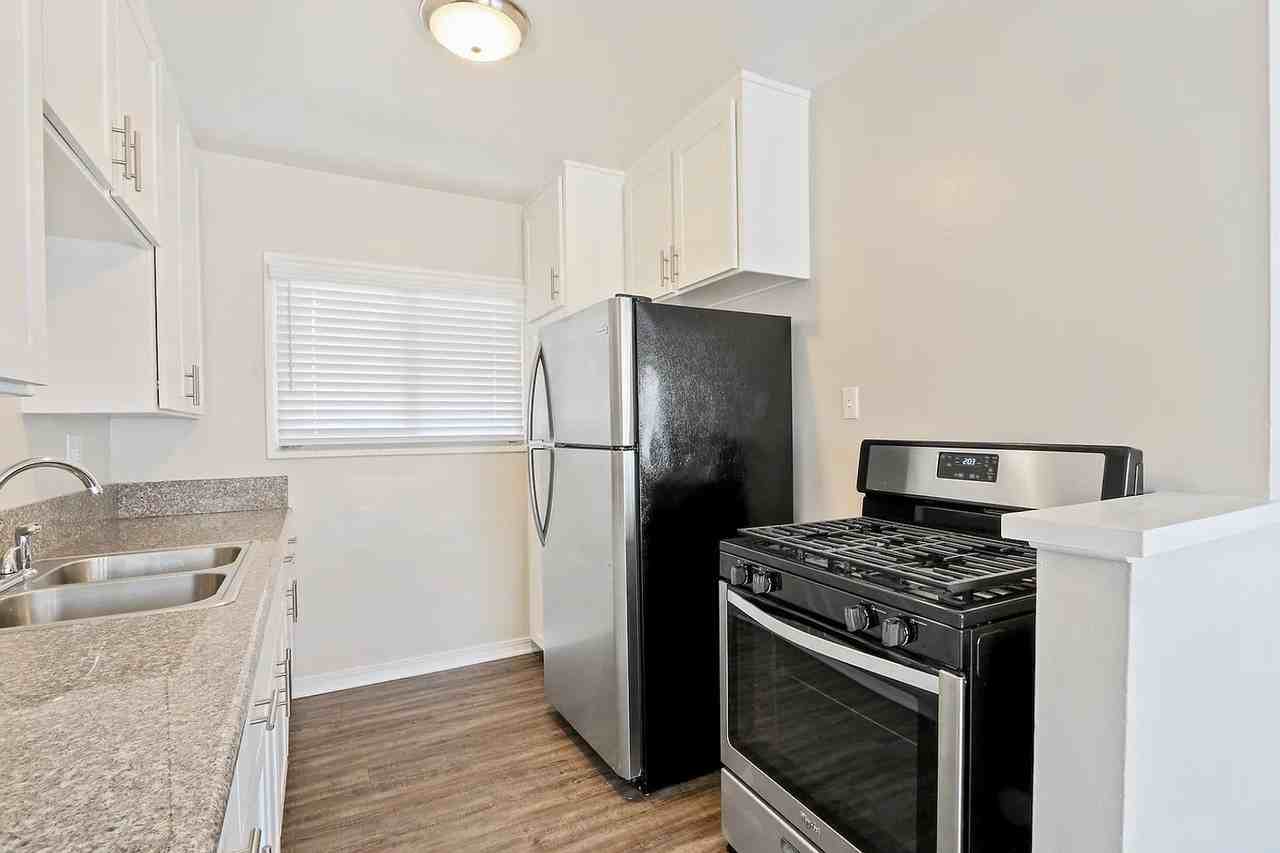 4050 Stevely Ave - Photo 7 of 28