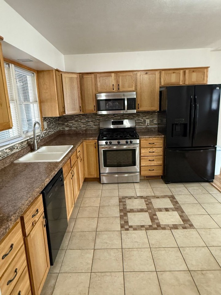 2339 Balsam Ave - Photo 5 of 18