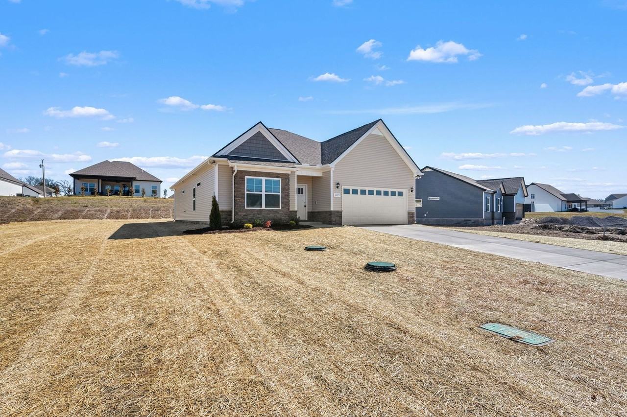 1139 Bluecreek Cir - Photo 2 of 36