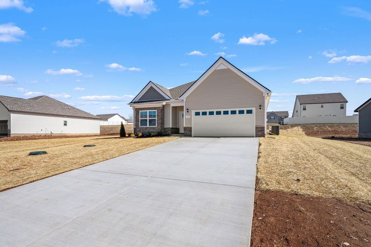 1139 Bluecreek Cir - Photo 3 of 36