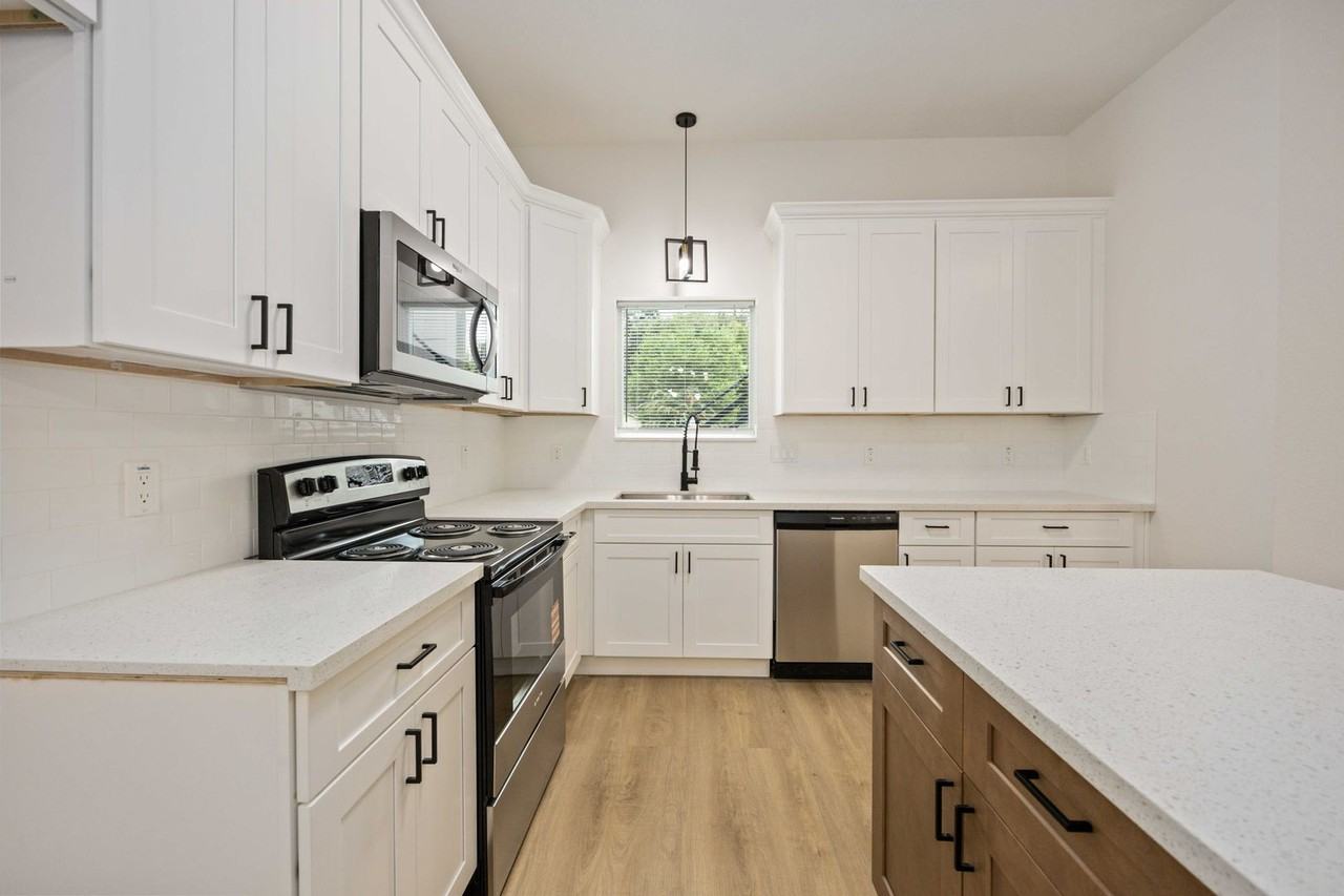 309 Massachusetts St - Photo 5 of 25