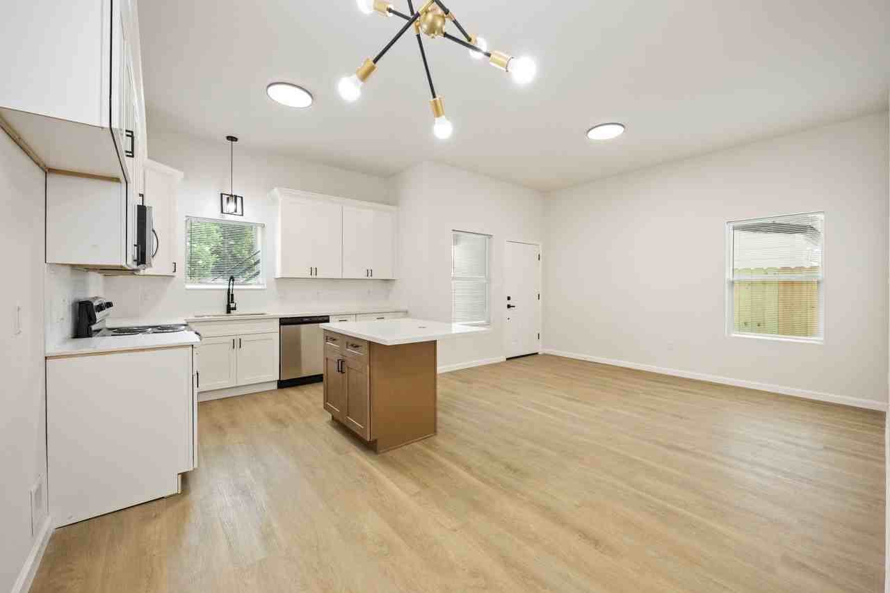 309 Massachusetts St - Photo 7 of 25