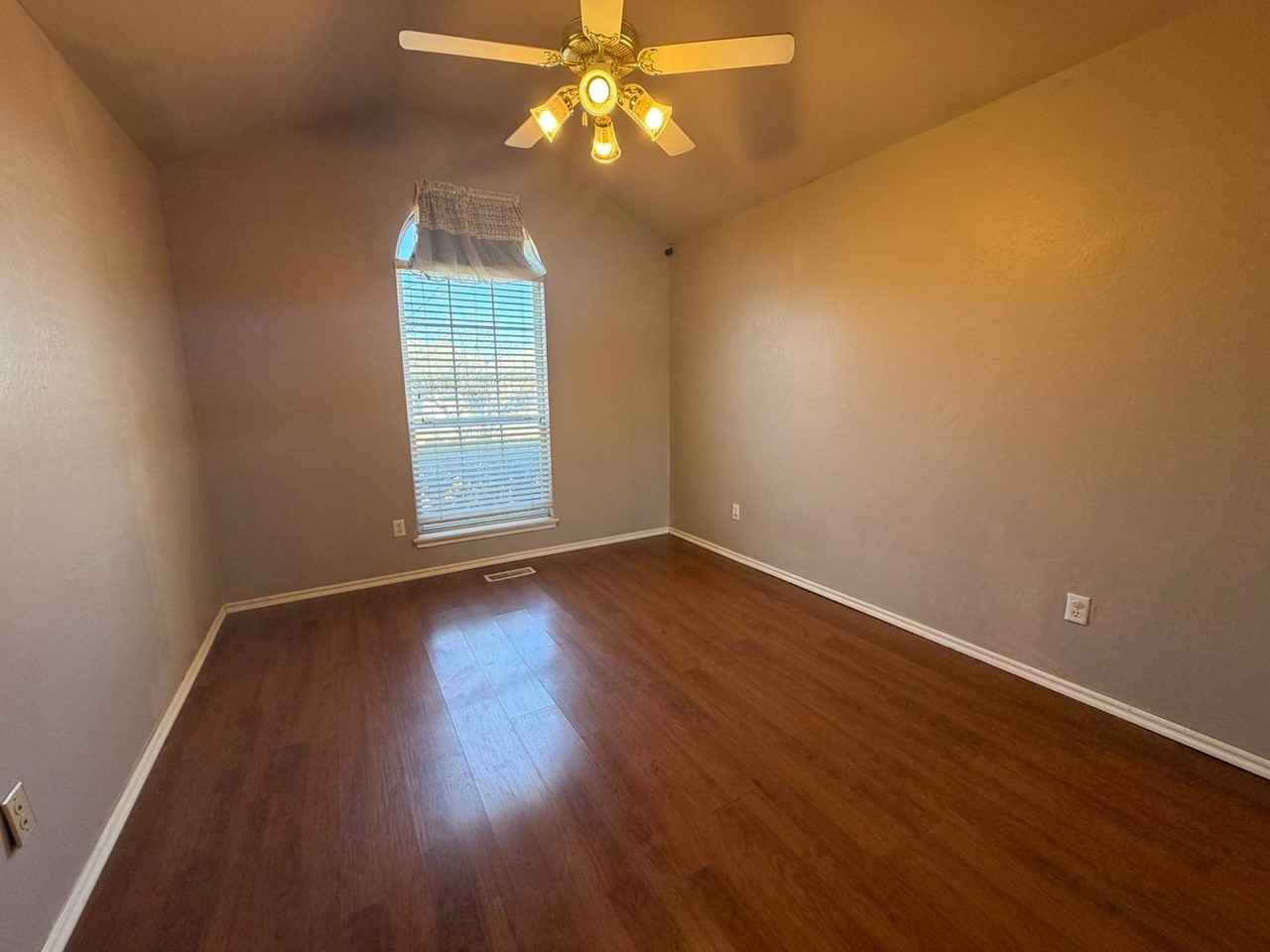 8300 Nw 77th St - Photo 6 of 18