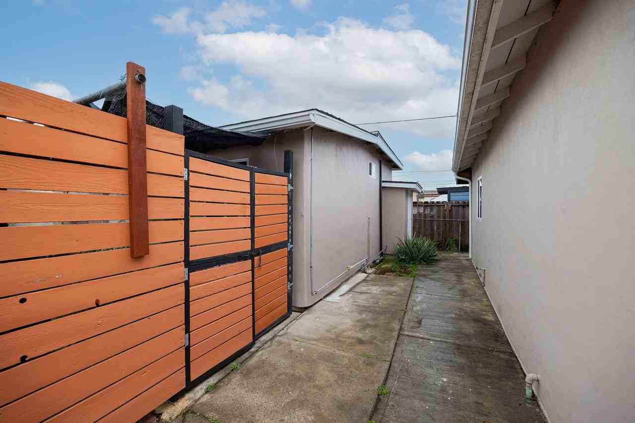 3063 Webster Ave - Photo 4 of 16