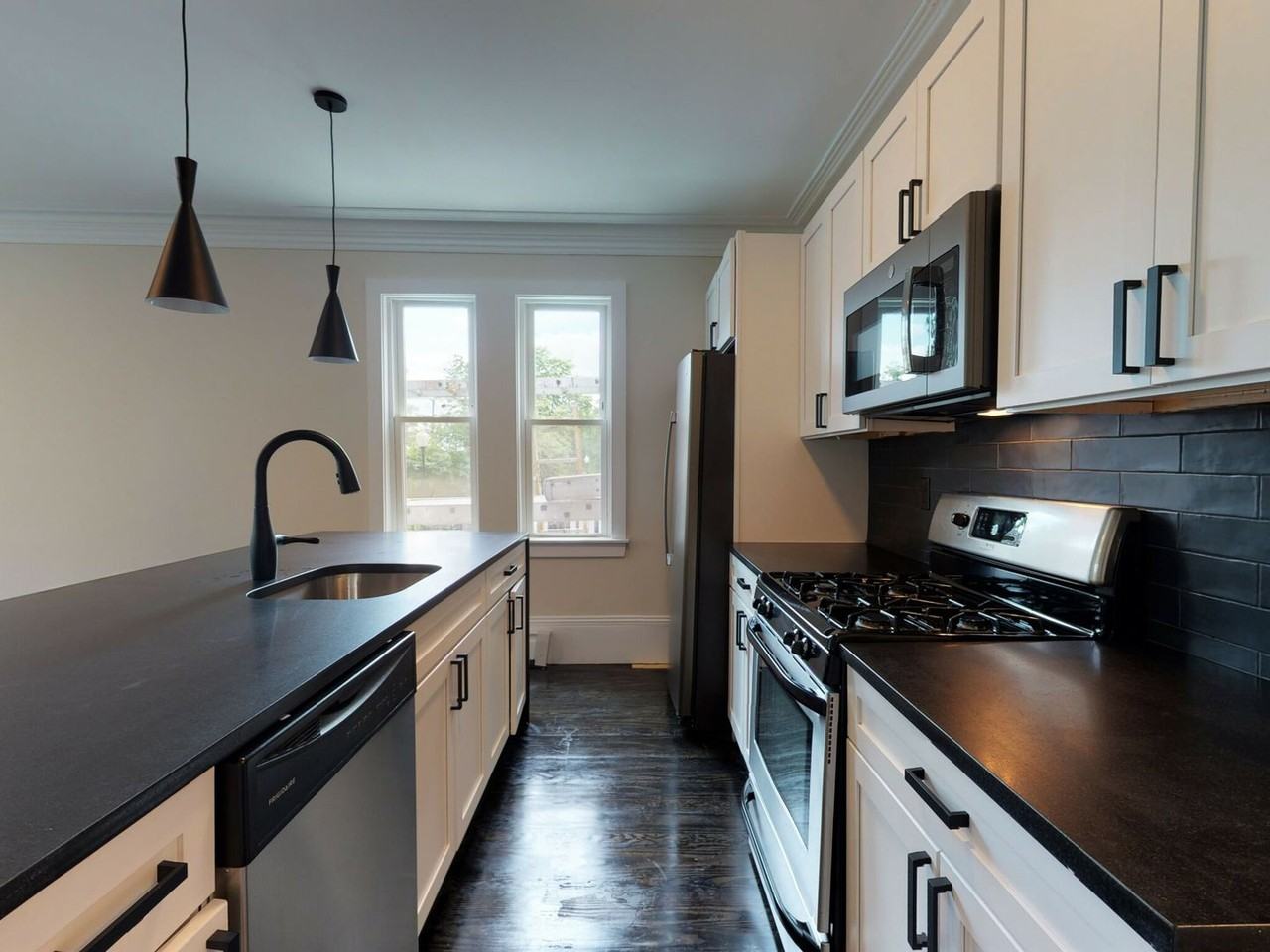 820 Parker St - Photo 4 of 19