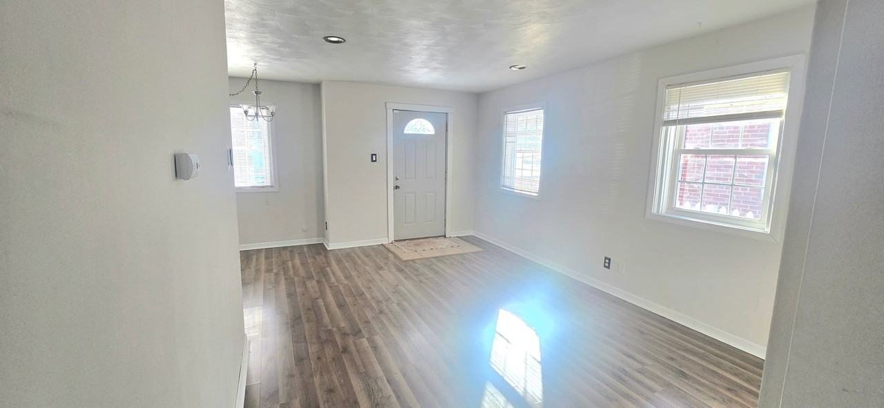 1812 Shady Crest St - Photo 3 of 16