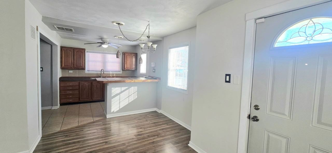 1812 Shady Crest St - Photo 4 of 16