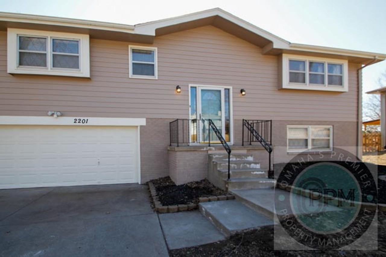 2201 Thomas Dr - Photo 4 of 43