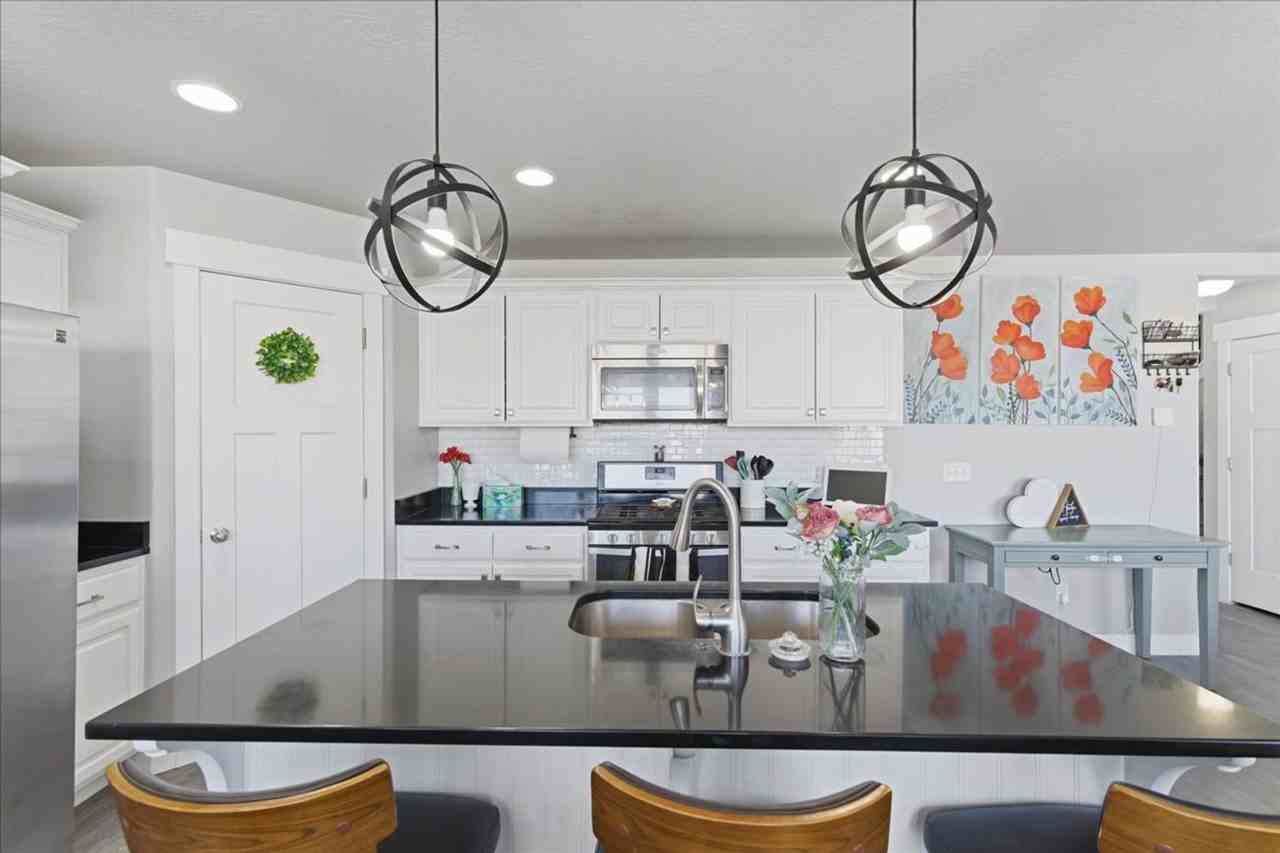 4928 W Yellow Topaz Dr - Photo 4 of 20