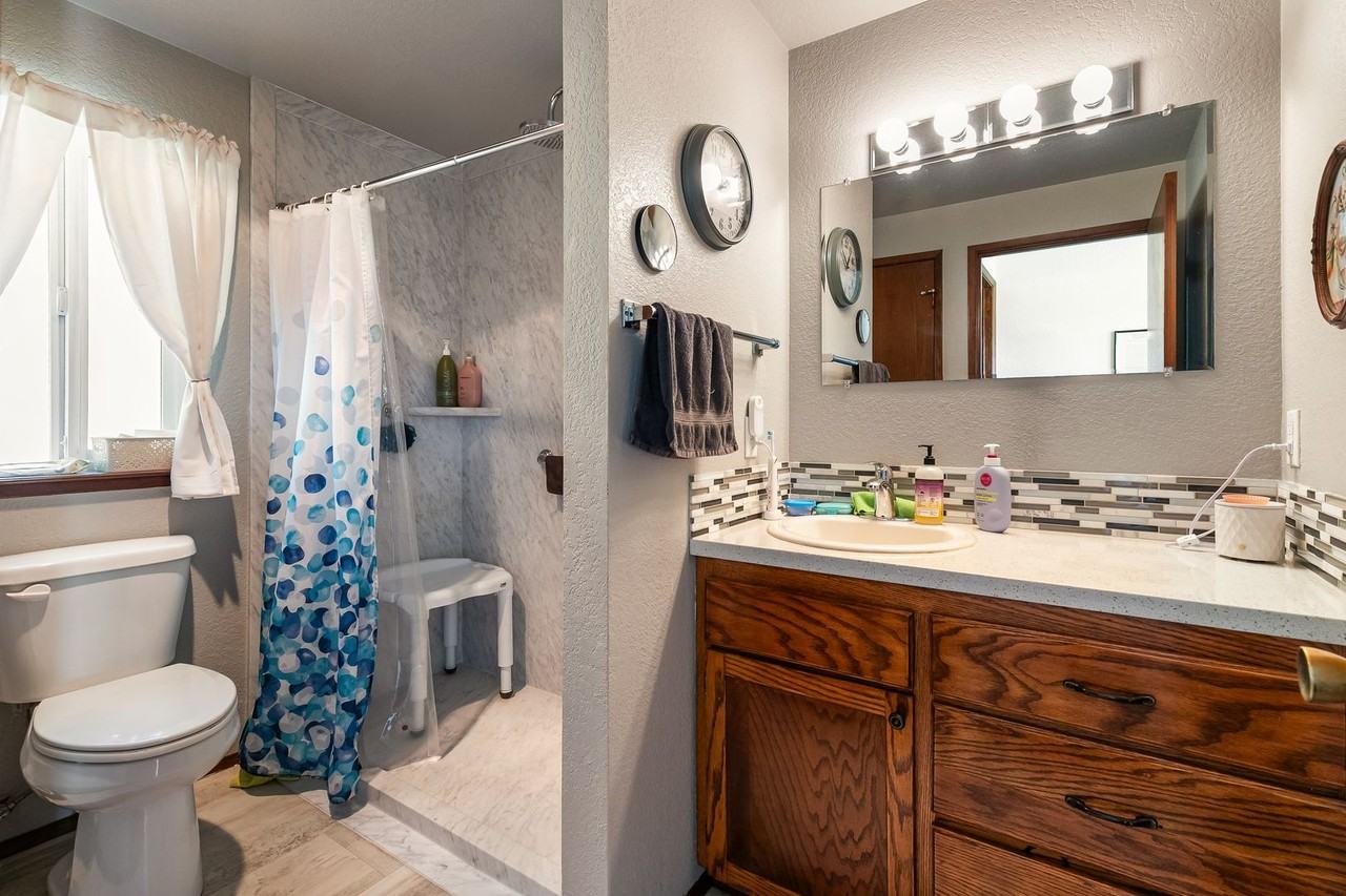 197 Bay Lyn Dr - Photo 2 of 16