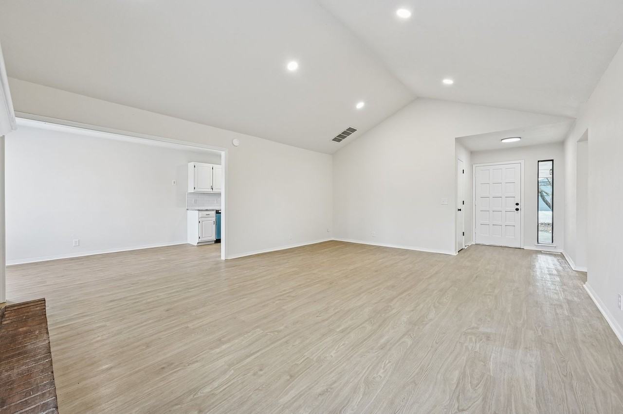 1709 N Cypress Ave - Photo 2 of 32