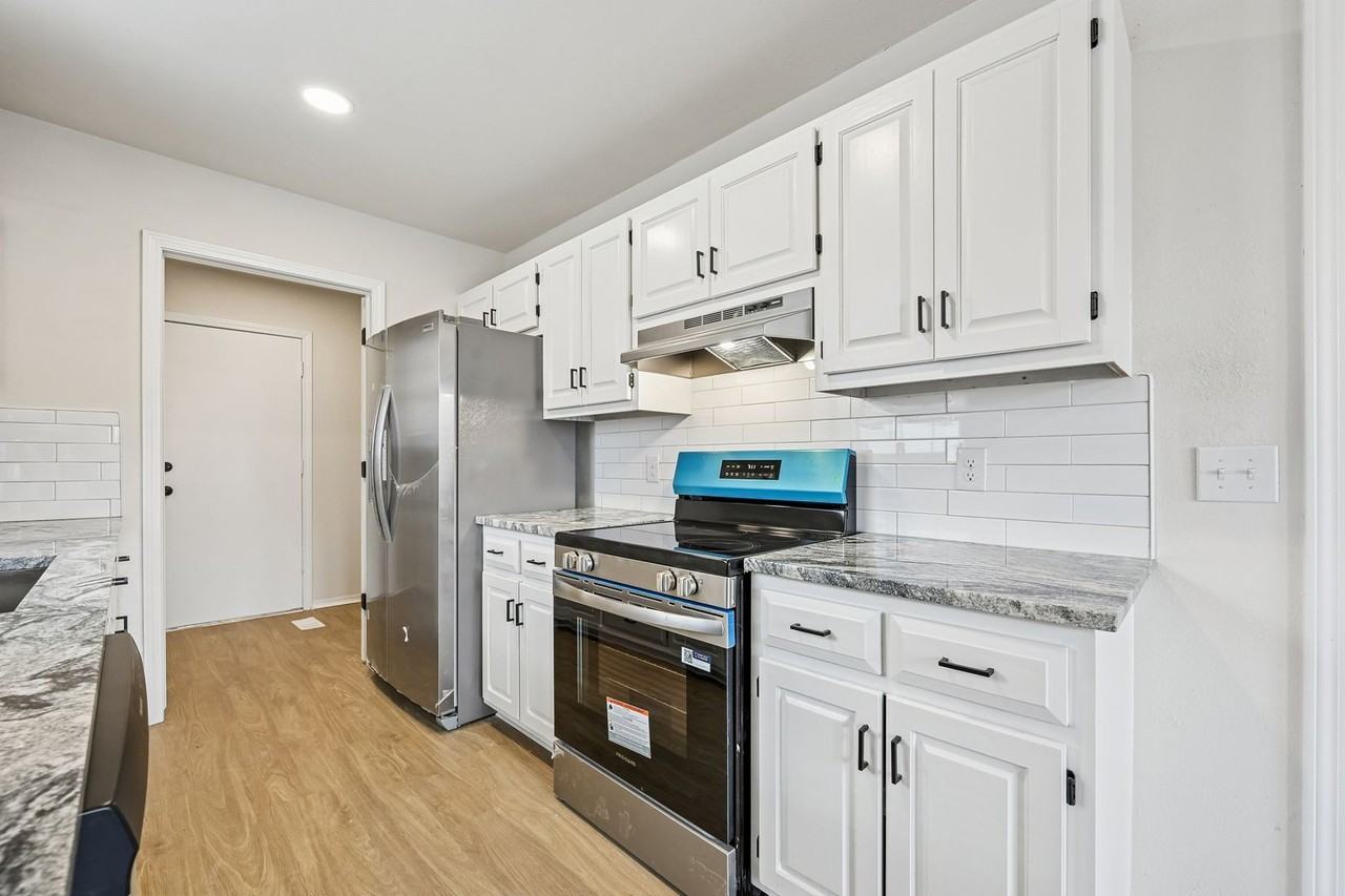 1709 N Cypress Ave - Photo 3 of 32