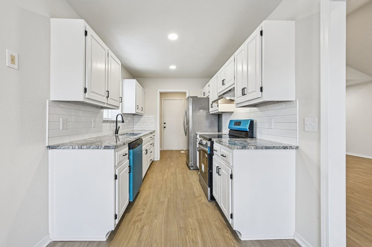 1709 N Cypress Ave - Photo 4 of 32