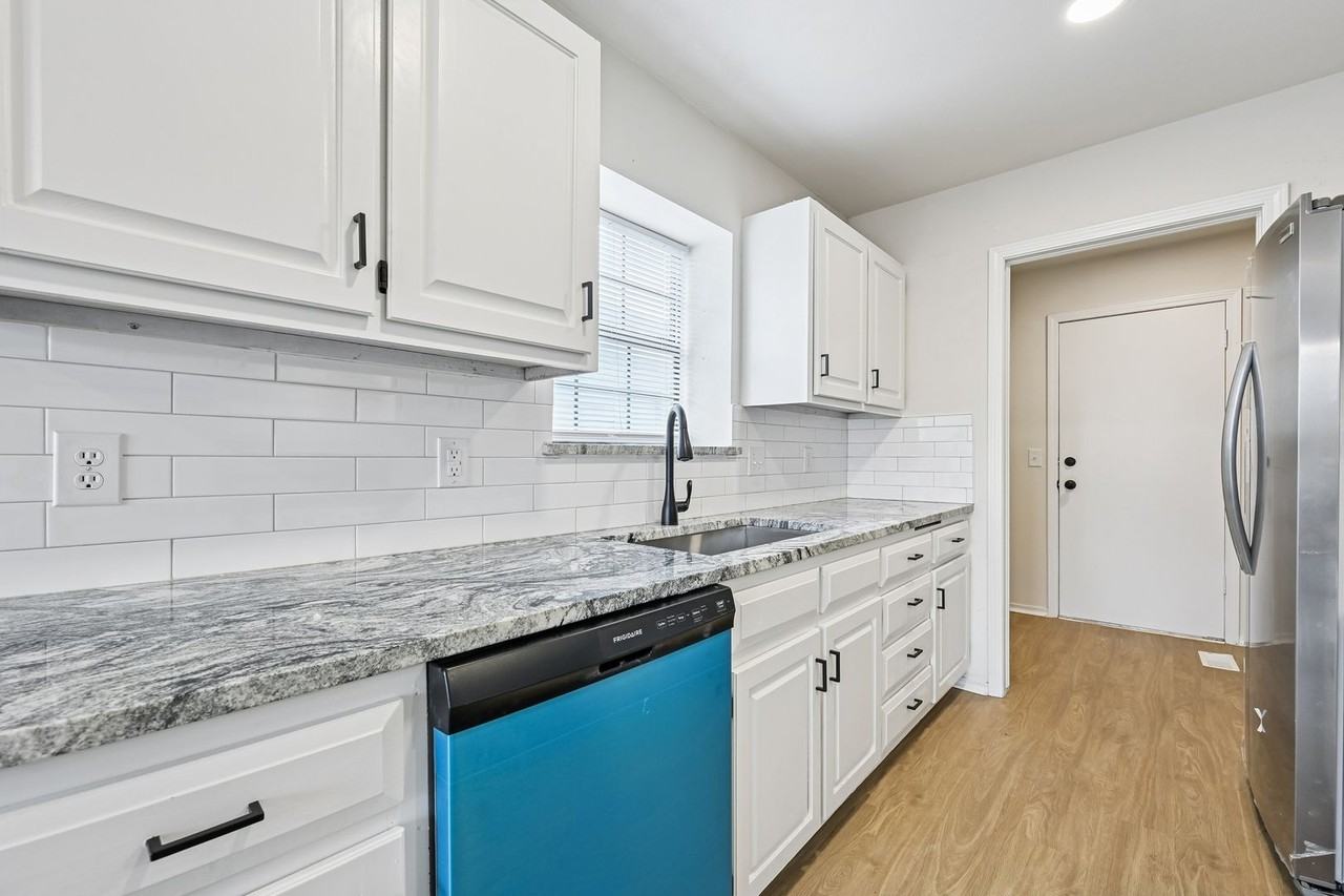 1709 N Cypress Ave - Photo 5 of 32