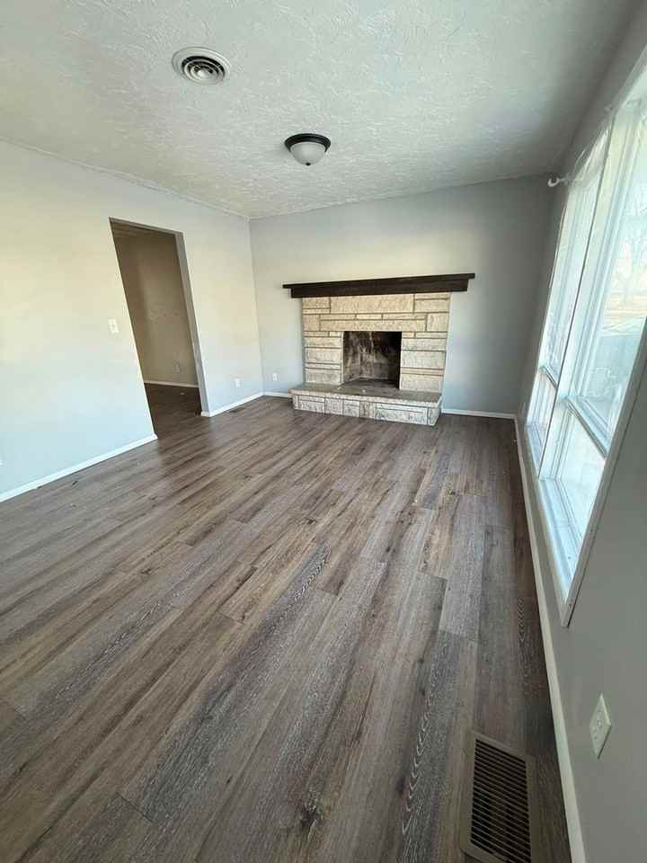 8620 S Walnut St - Photo 2 of 9