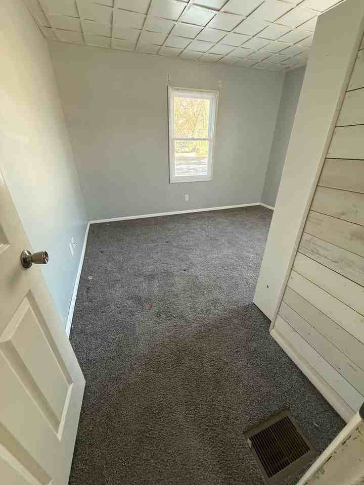 8620 S Walnut St - Photo 6 of 9