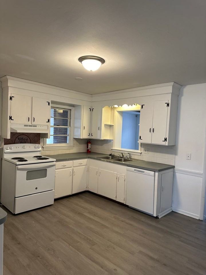 3203 Old Forest Rd - Photo 5 of 10