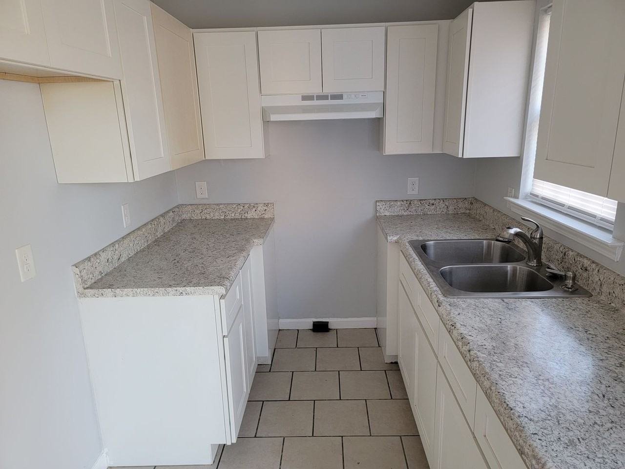 711 Rollins St - Photo 2 of 9