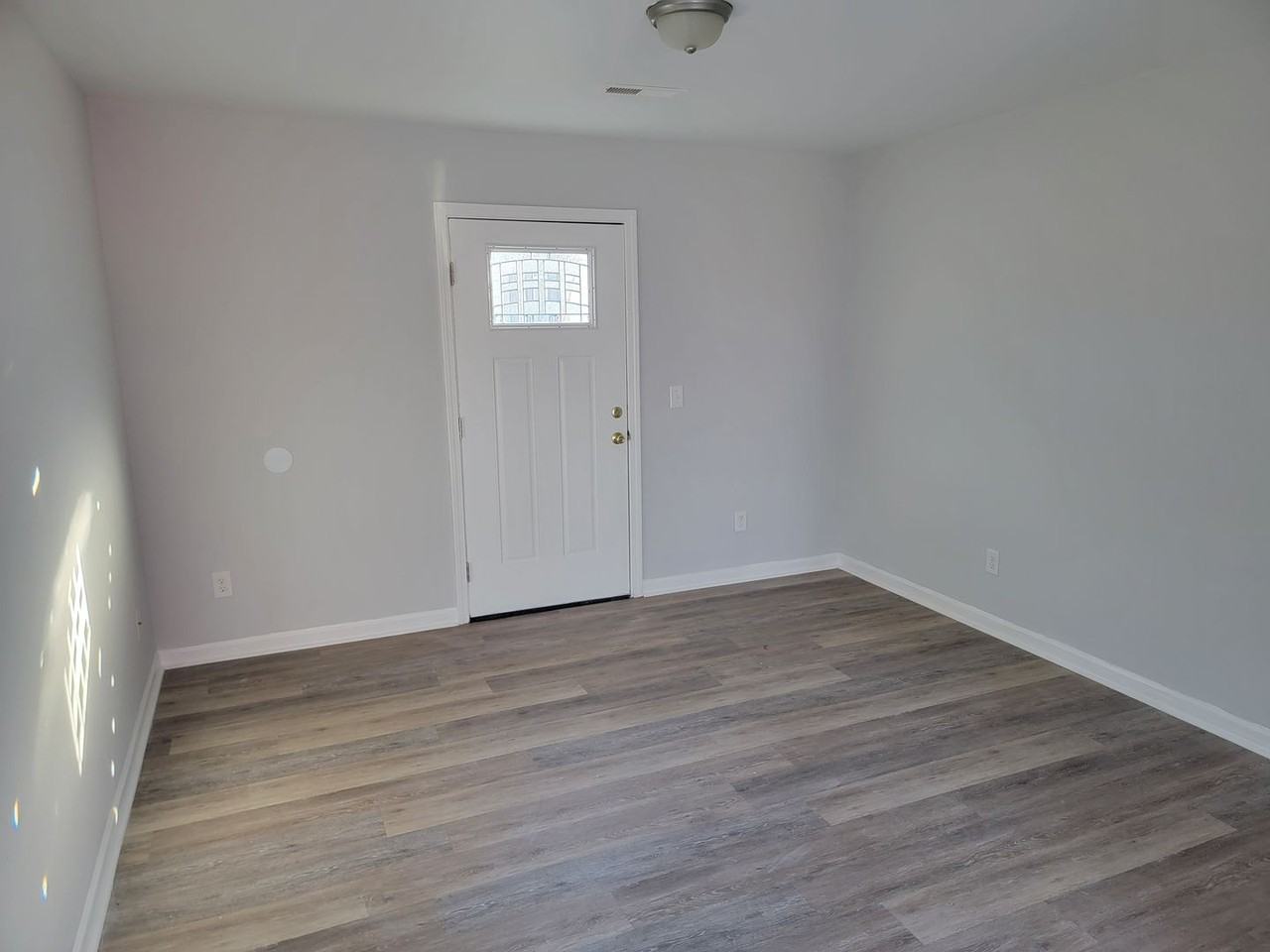 711 Rollins St - Photo 3 of 9