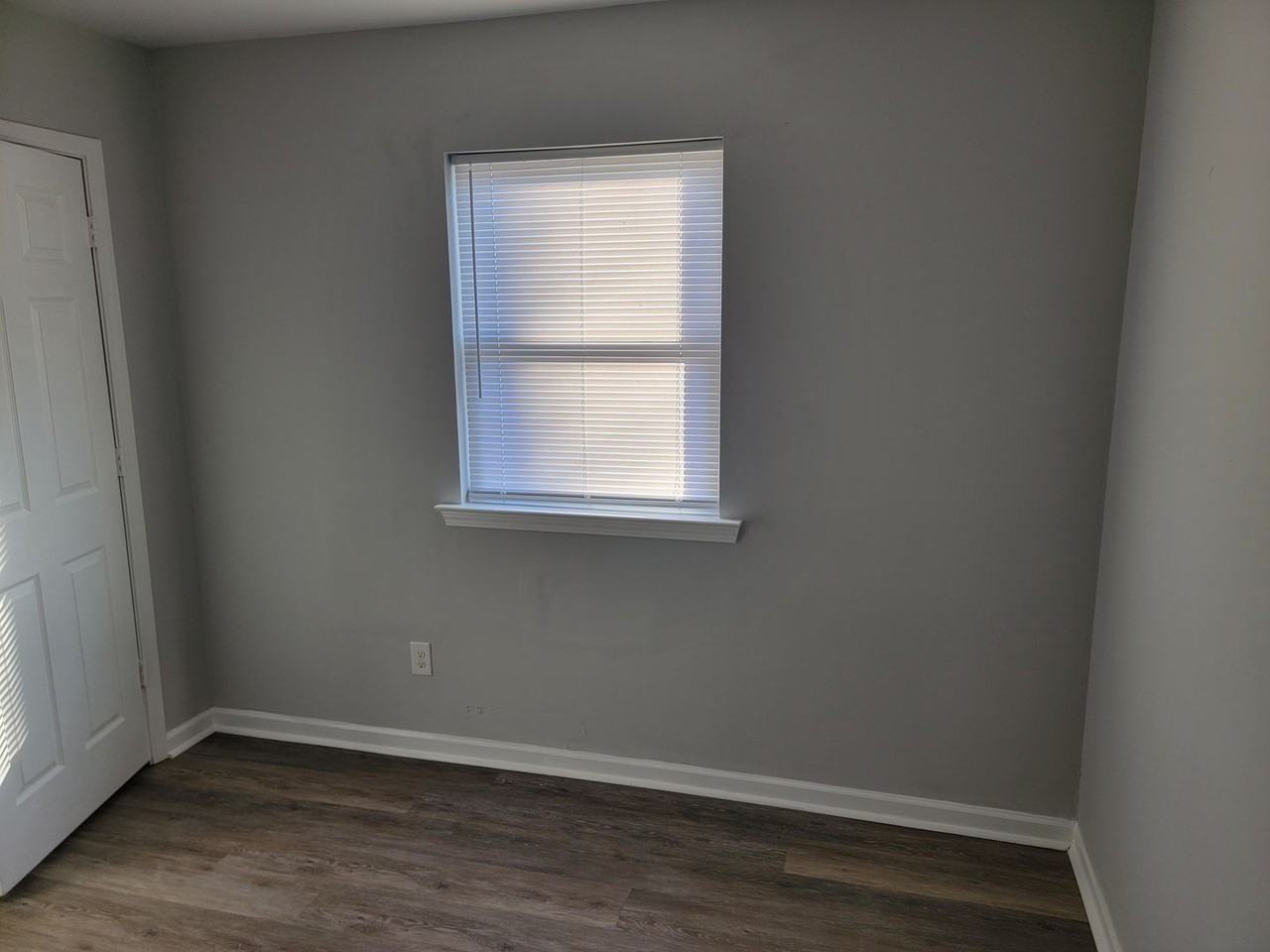 711 Rollins St - Photo 6 of 9