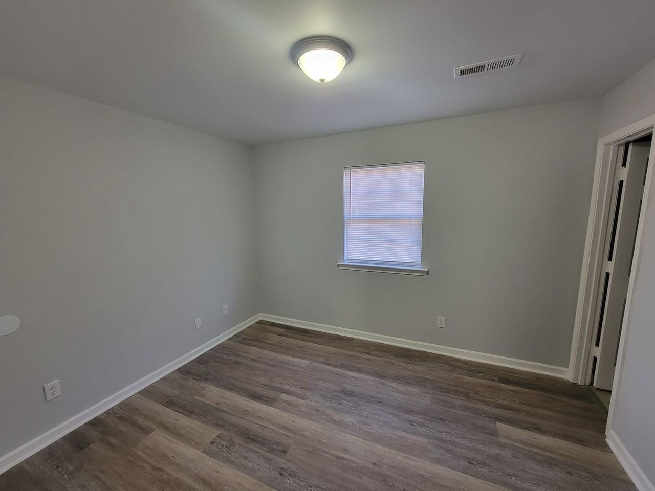 711 Rollins St - Photo 7 of 9