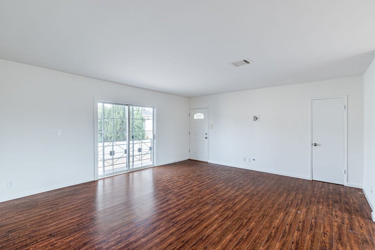 Hervey - Photo 5 of 31