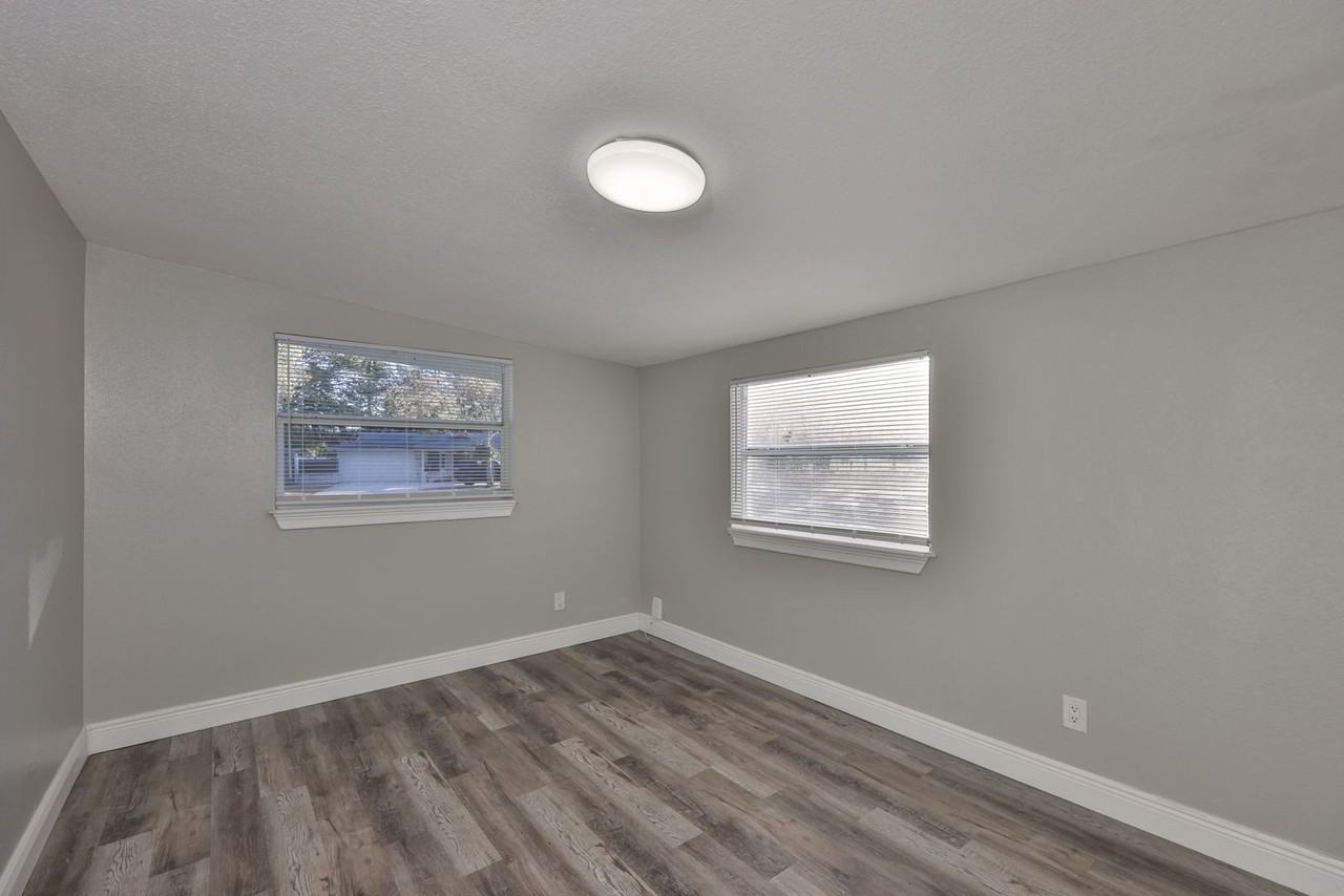 5620 Harding Blvd Ne - Photo 7 of 33