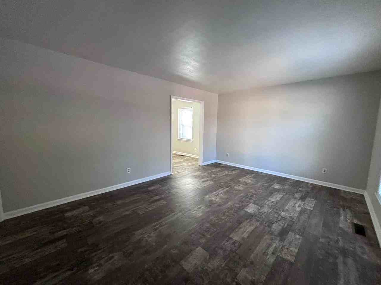 557 Waterbury Dr - Photo 2 of 12