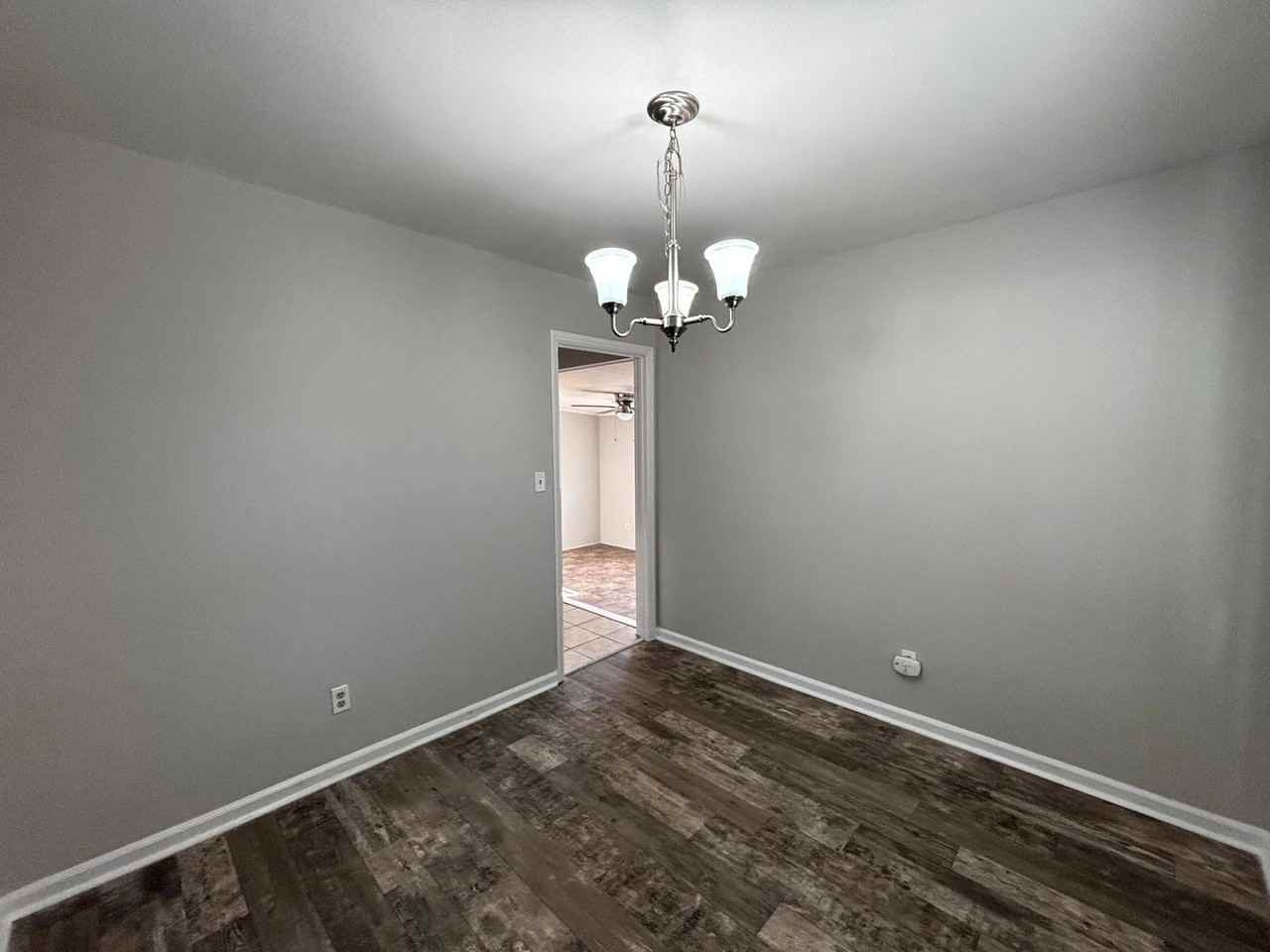 557 Waterbury Dr - Photo 3 of 12