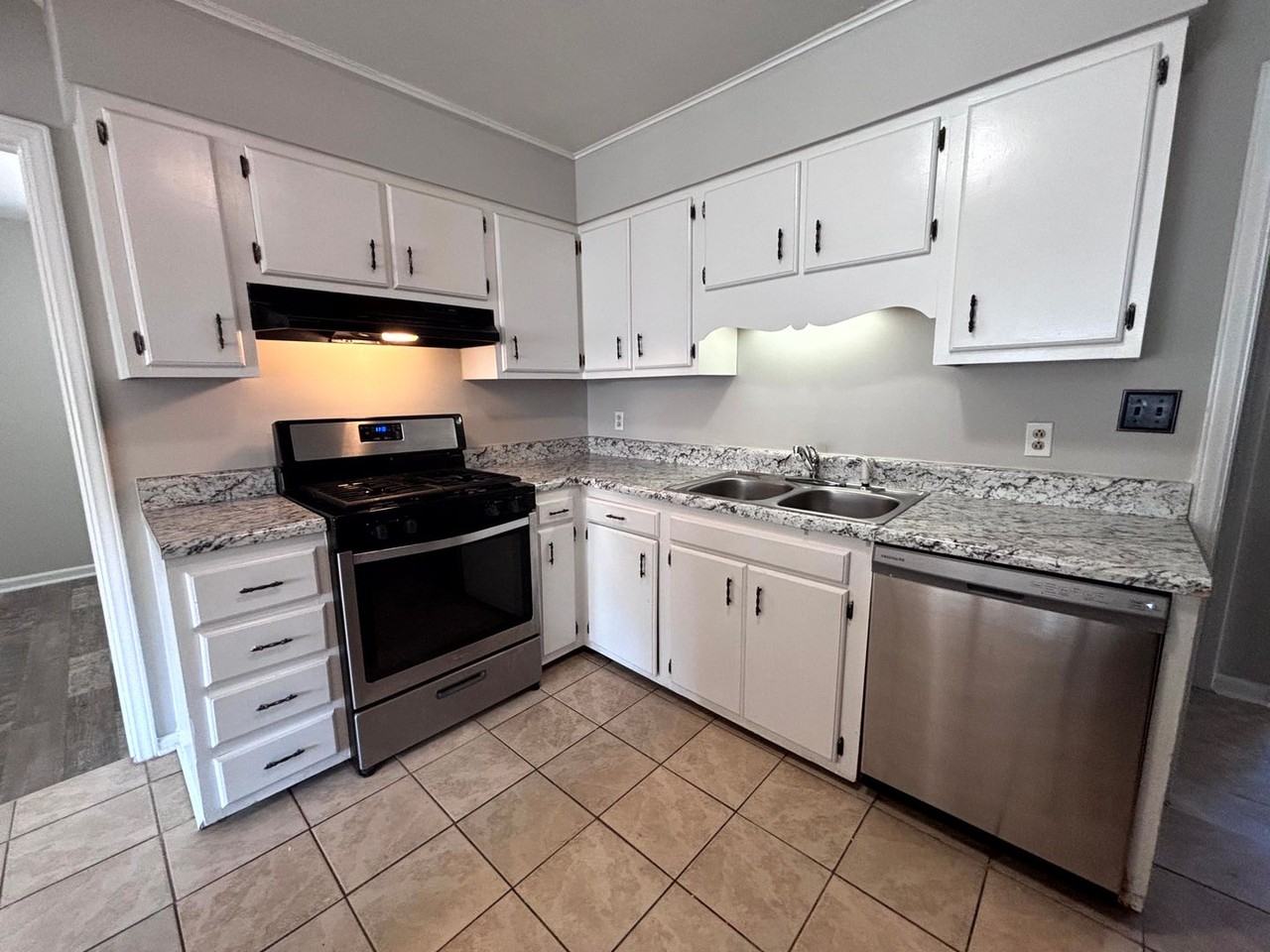 557 Waterbury Dr - Photo 4 of 12