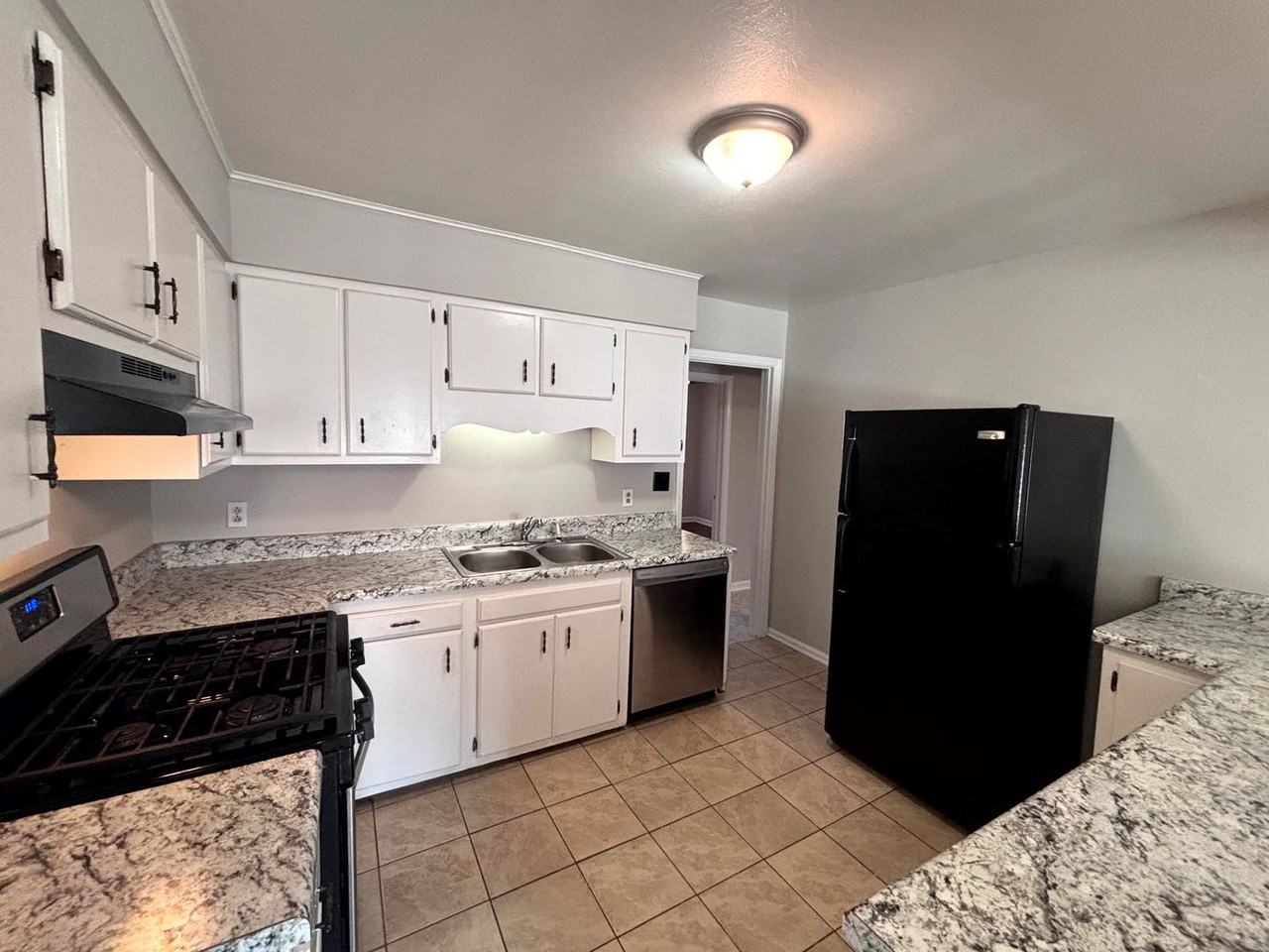 557 Waterbury Dr - Photo 5 of 12