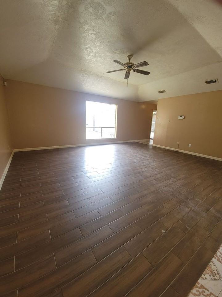 12011 Monument Valley Dr - Photo 3 of 18