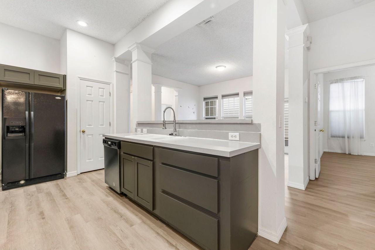 834 Lake Evalyn Dr - Photo 3 of 36