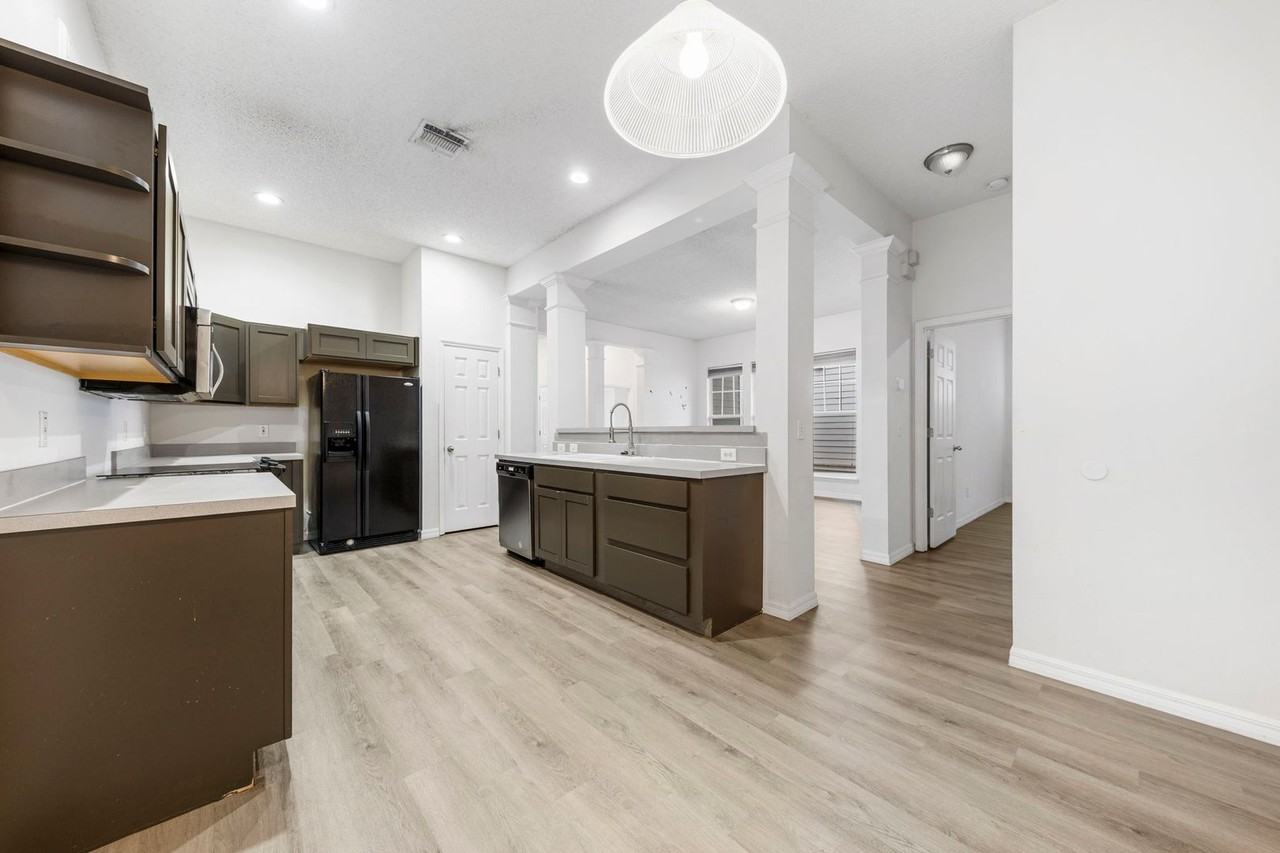 834 Lake Evalyn Dr - Photo 4 of 36